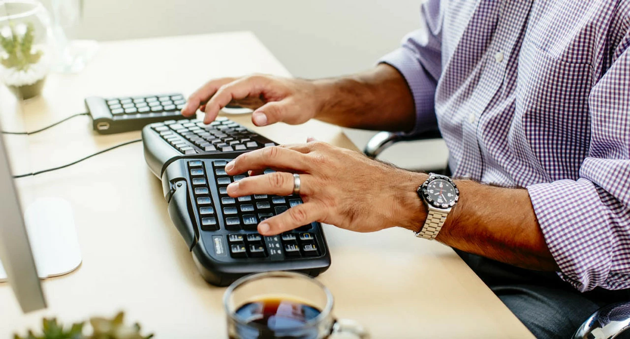 Goldtouch V2 Adjustable Keyboard For PC And Mac - GTU-0088 - Image 7