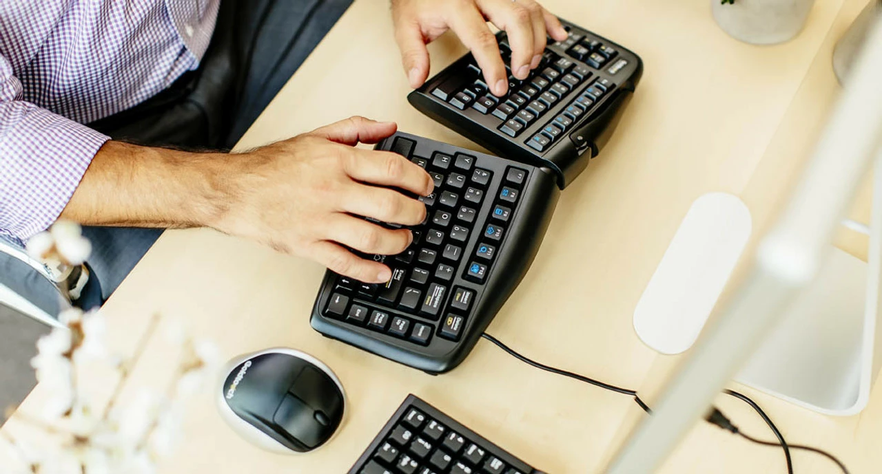 Goldtouch V2 Adjustable Keyboard For PC And Mac - GTU-0088 - Image 8